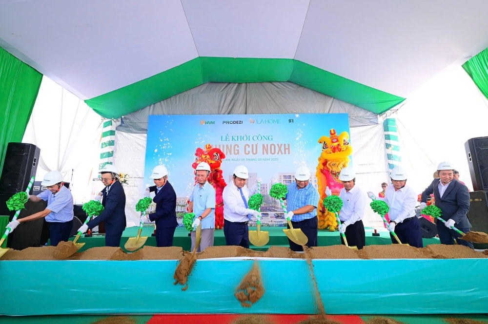 Đại biểu thực hiện nghi thức khởi công. Ảnh: Prodezi