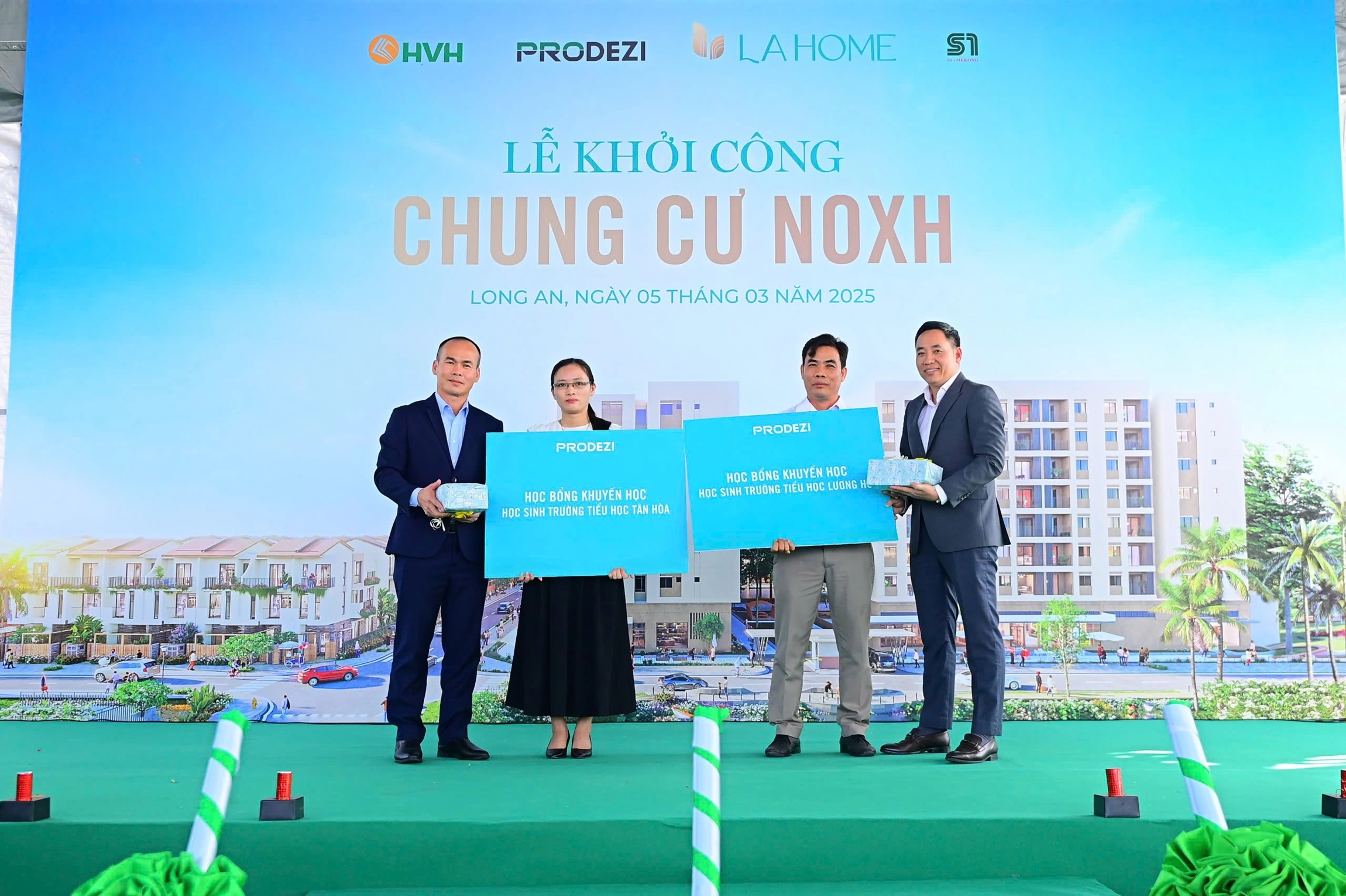 Công ty Cổ phần Prodezi Long An trao học bổng khuyến học. Ảnh: Prodezi