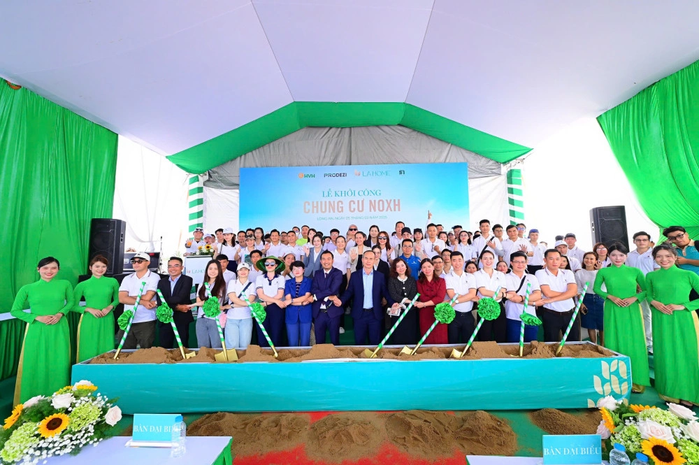 Đại biểu tham dự lễ khởi công. Ảnh: Prodezi