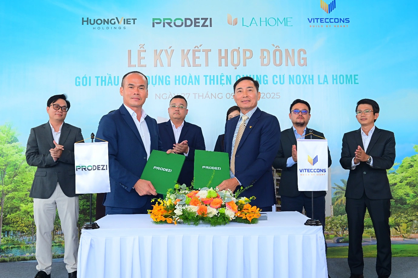 Lễ ký kết hợp đồng gói thầu xây dựng. Ảnh: Prodezi